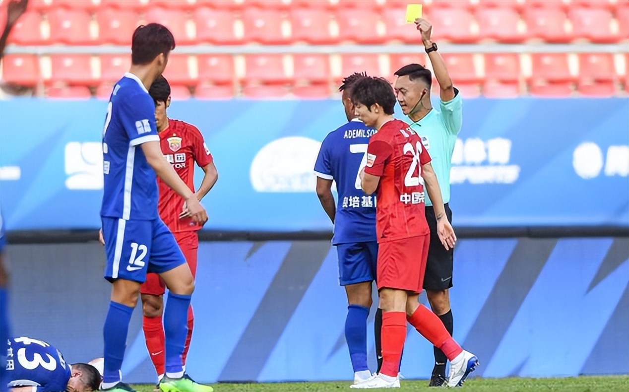 裁判误判球恶意打员受伤当场发火,打人裁判