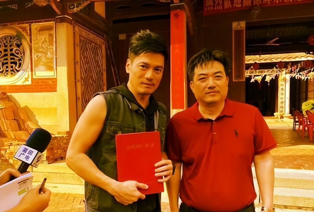 明明是双胞胎却被区别对待,明明是双胞胎却被区别对待的电影