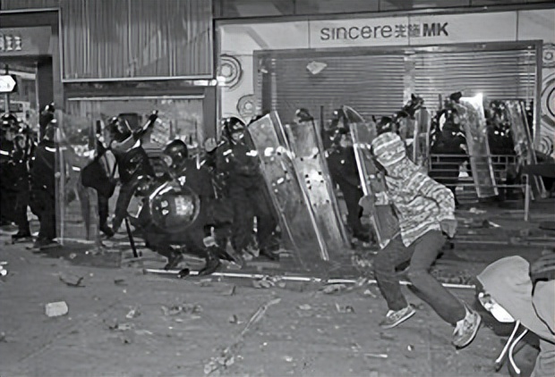 女“*独台**”分子黄捷：其家人在厦门赚钱，曾为“港独”众筹物资