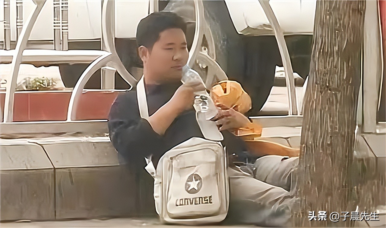 他装疯卖傻几十年完整版,记者装疯卖傻卧底黑砖窑