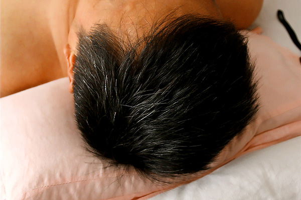 黑色染发剂最伤头发吗,染发最持久不掉色的黑色染发剂