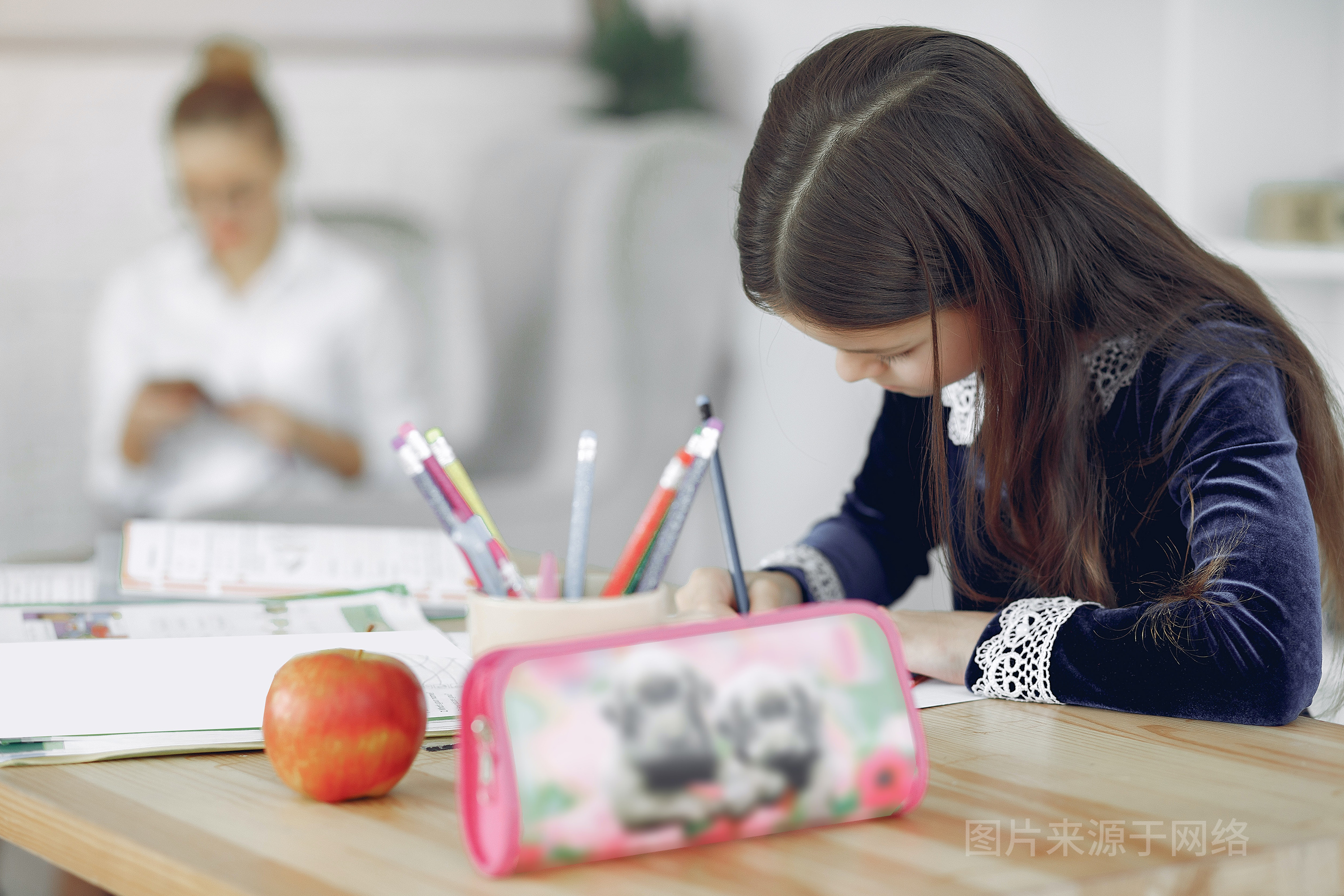 如何纠正孩子上课坐姿,小孩上课坐姿不端正怎么办