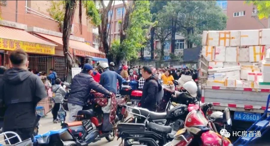 福州小区门口第一间商铺出售,福州小学门口摊子