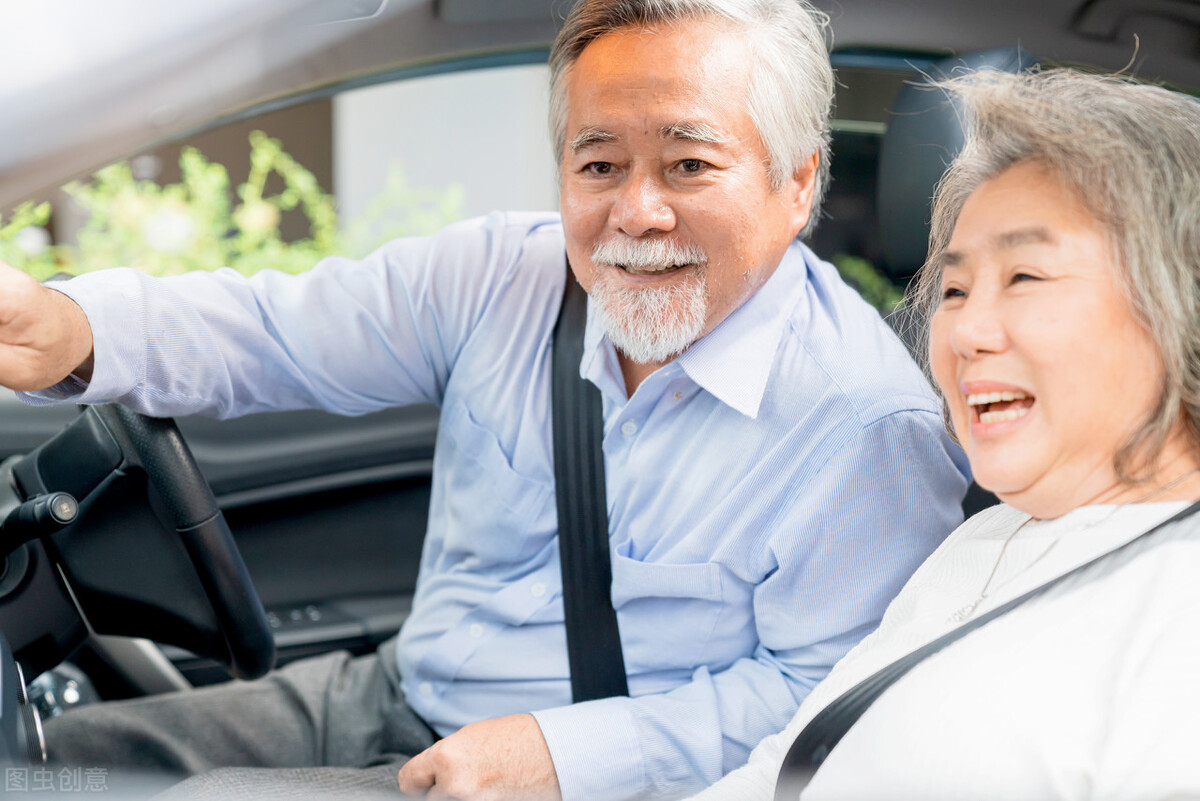 老人随身都会带什么,老年人出行一般带什么东西