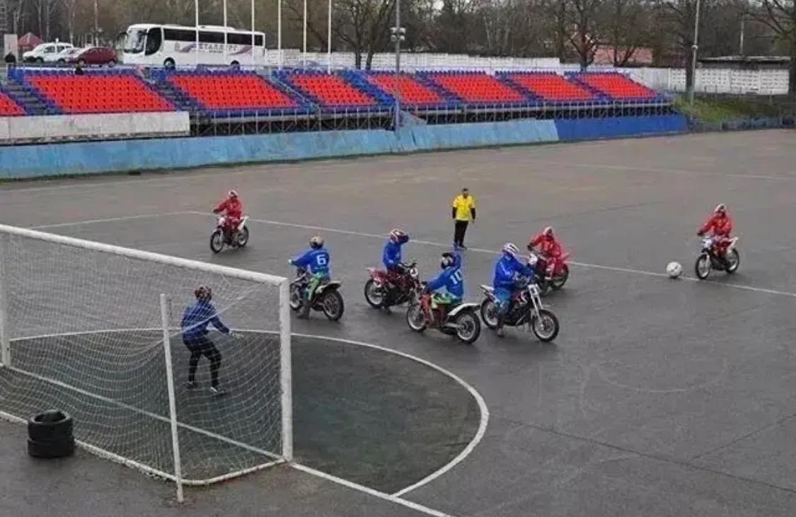 摩托车踢足球,你见过踢足球的女生吗