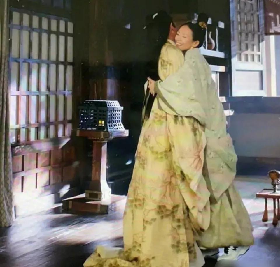 洒枸杞假装喷血、演尸体玩手机，这些穿帮镜头好敷衍，个个离谱