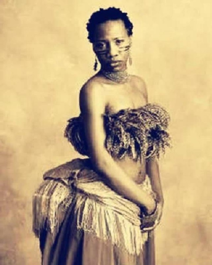 因身形奇特，非洲女孩被关铁笼当动物展览了5年，死后被制成标本