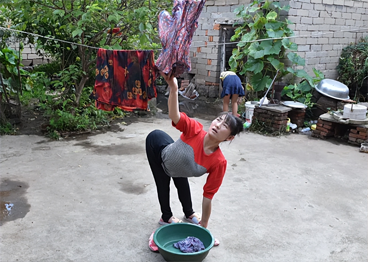 爬行妈妈董明英是什么村的,爬行妈妈董明英的日常生活