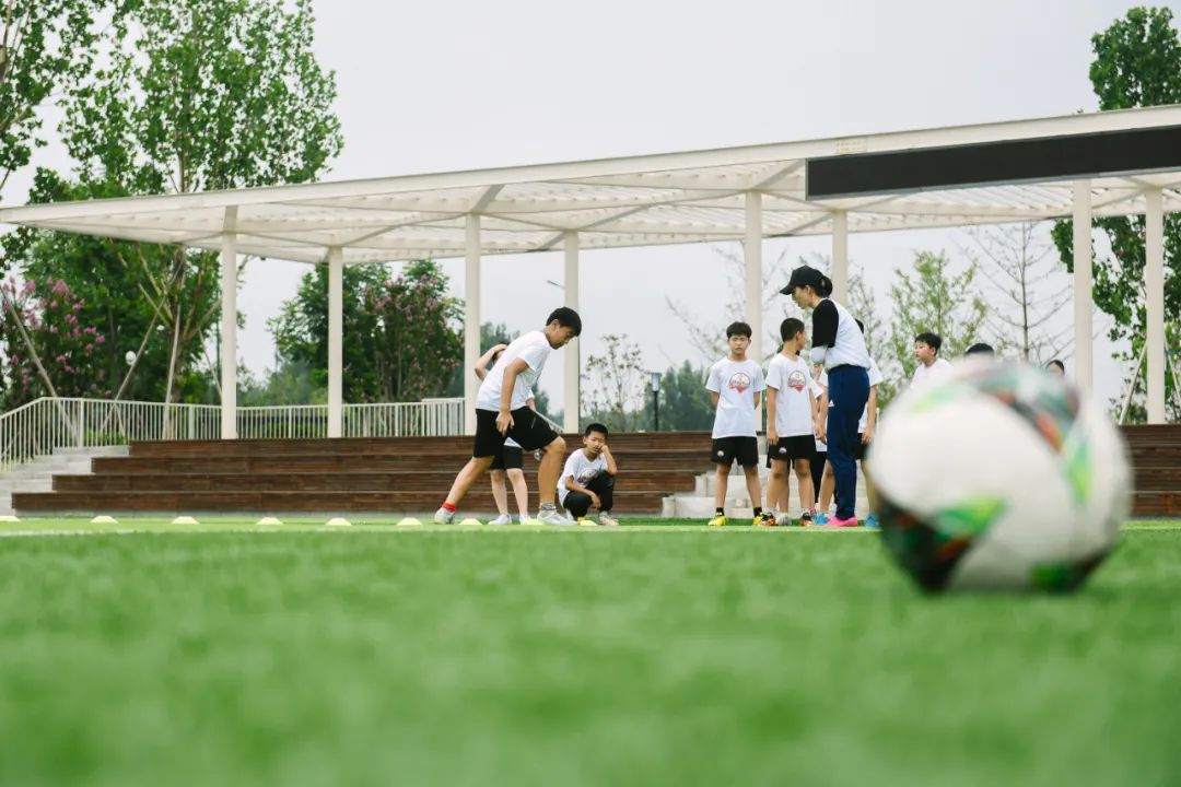 刚入足球队,刚入门踢球