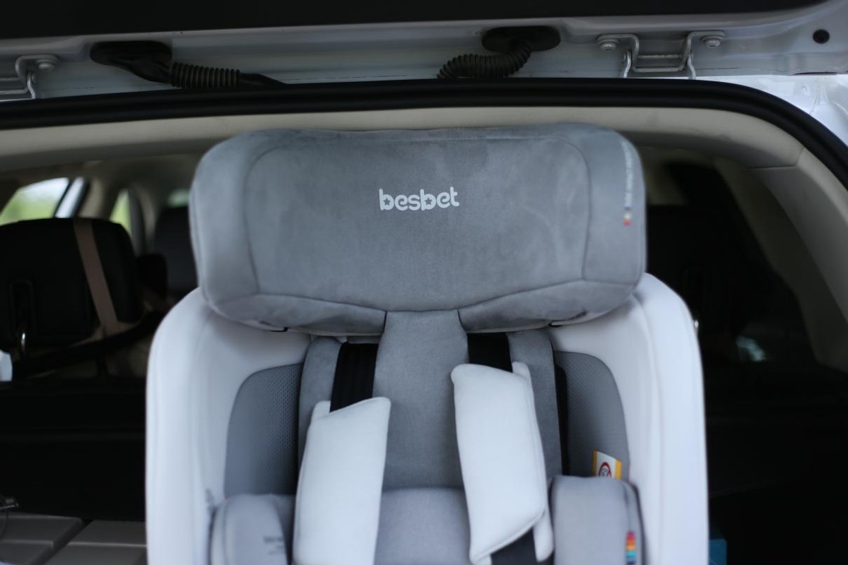 二胎两个孩子如何装安全座椅,怎样挑选儿童汽车安全座椅呢