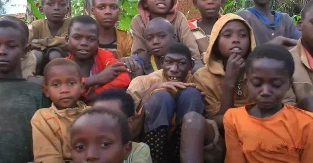 非洲23岁男孩酷似猿猴，不会说话只会叫，是何让他获取粉丝1000万