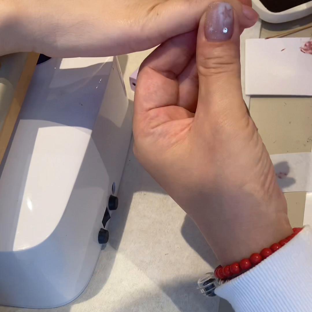 美出高级感美甲的过程很治愈,一名佛系美甲师