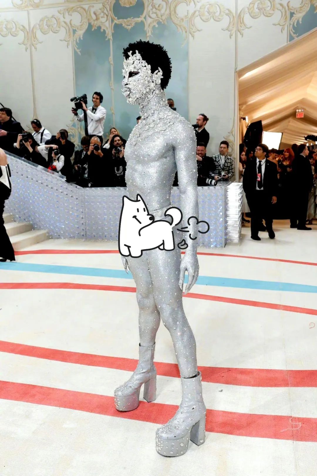 拖把头、海底生化人穿搭，美国这最受瞩目的一夜，如“群魔乱舞”