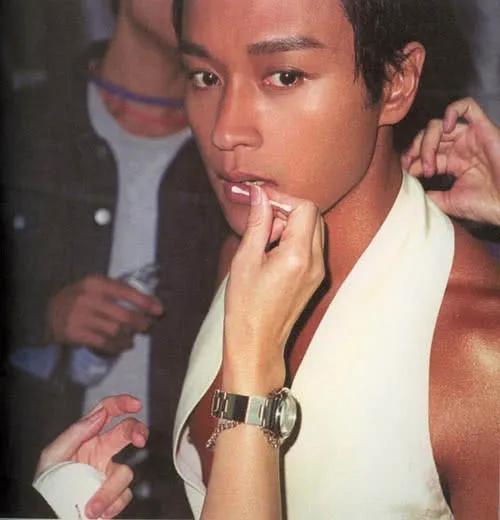 为什么只有张国荣被叫做天皇巨星,张国荣陨落的传奇人生