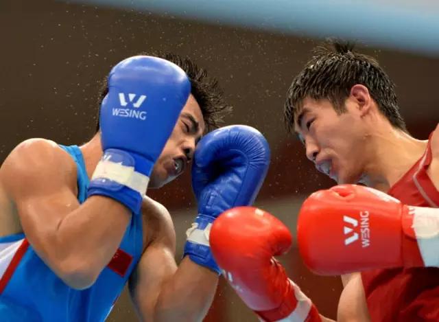 谷爱凌胜利时刻,谷爱凌比赛手里拿的啥