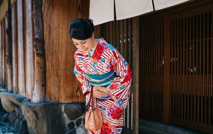 日本人为什么老鞠躬,为什么日本人坐着也鞠躬
