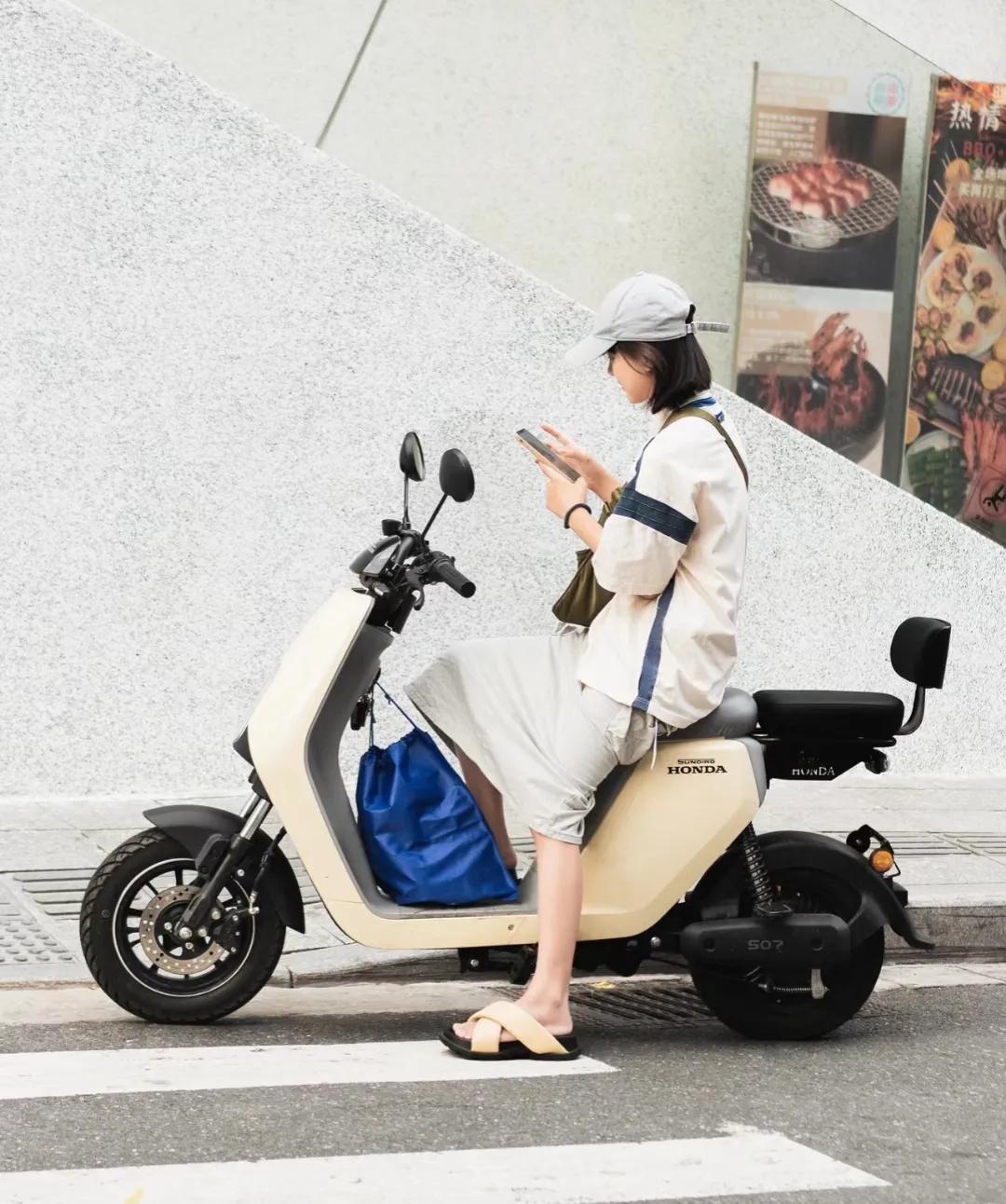 深圳市时尚街拍,穿衣风格干净有气质街拍