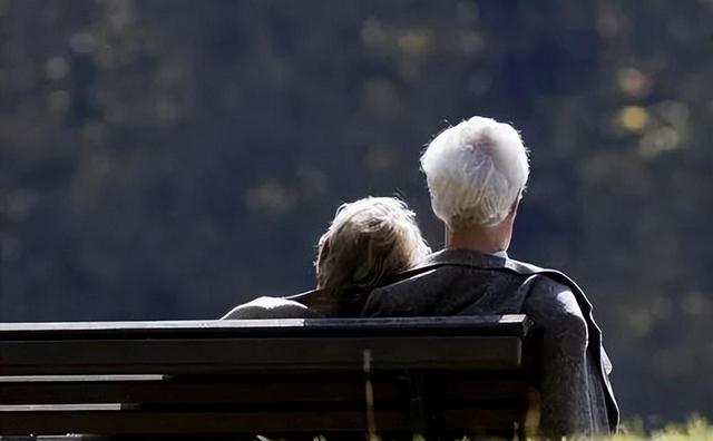 丈夫沉迷打牌老婆又打又骂,丈夫沉迷麻将妻子赶过去一看