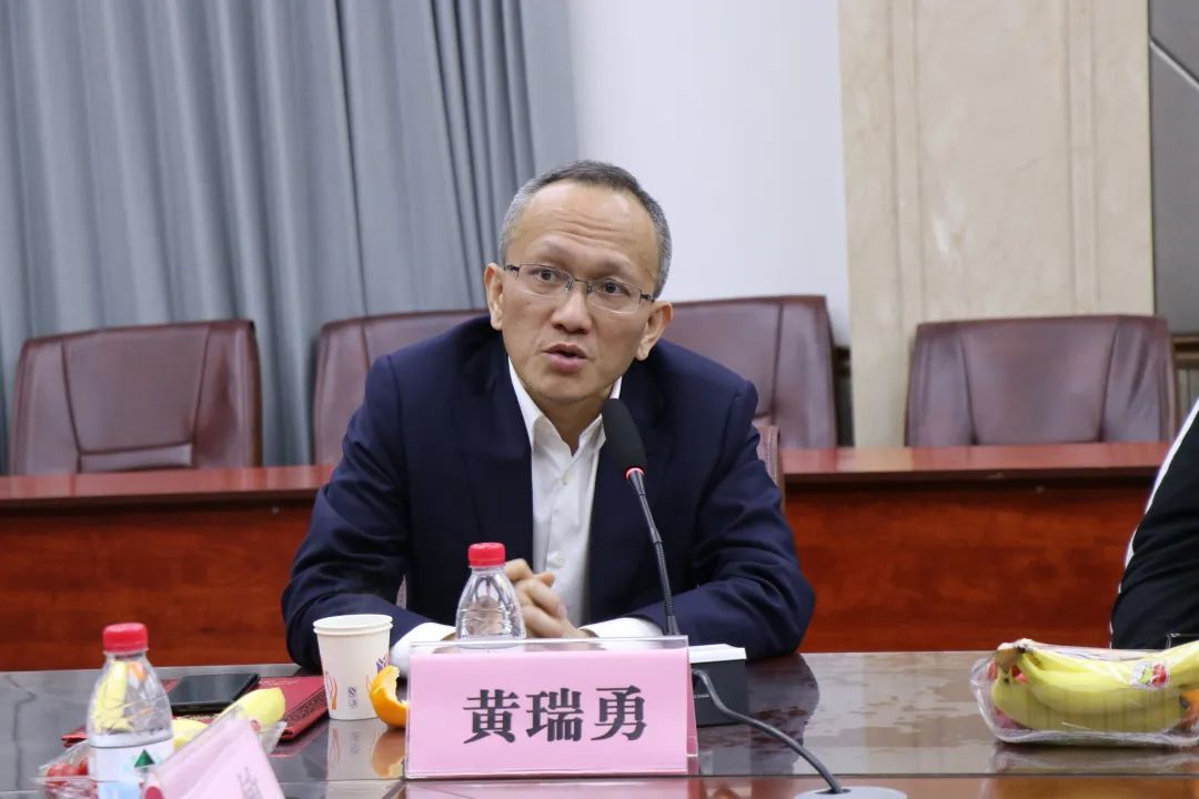 人大、北航、瑞中、淮中产学研校友联盟领导和专家来淮中考察交流