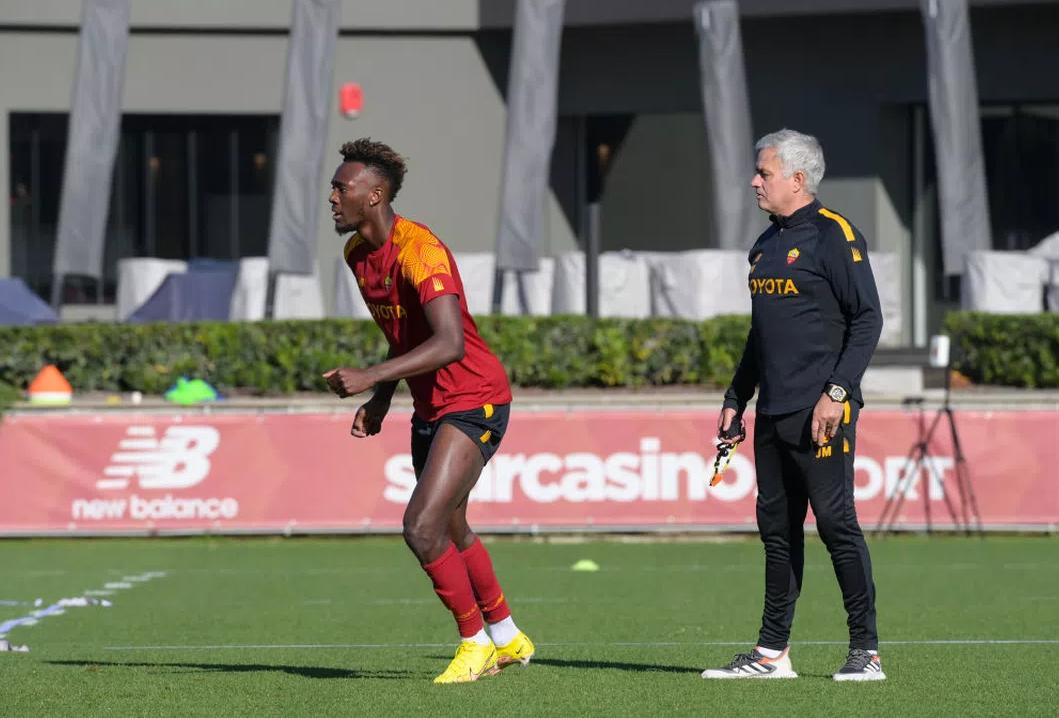 穆里尼奥客场训话罗马,罗马输球穆里尼奥现场激励球员