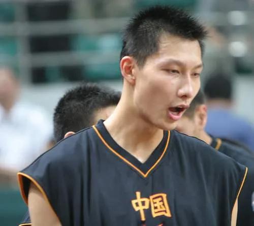 易建联是男篮历史第二人,易建联是男篮承上启下的人物