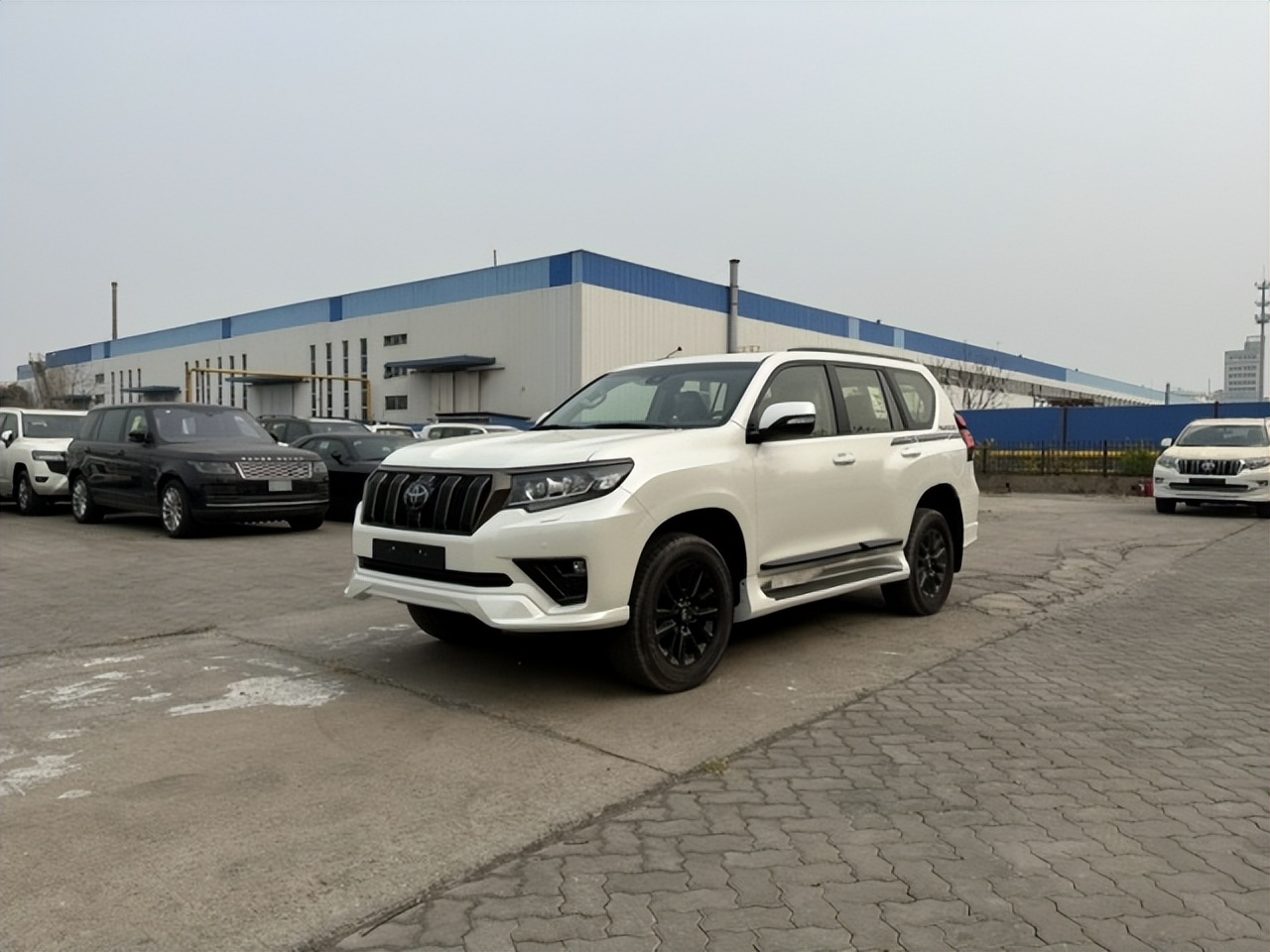 国六中东版霸道4000顶配，带熏黑套件，这样的外观真的很少见