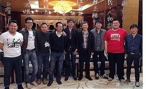 一个同学，炒股10年，亏了300万，老婆离婚了，经验教训