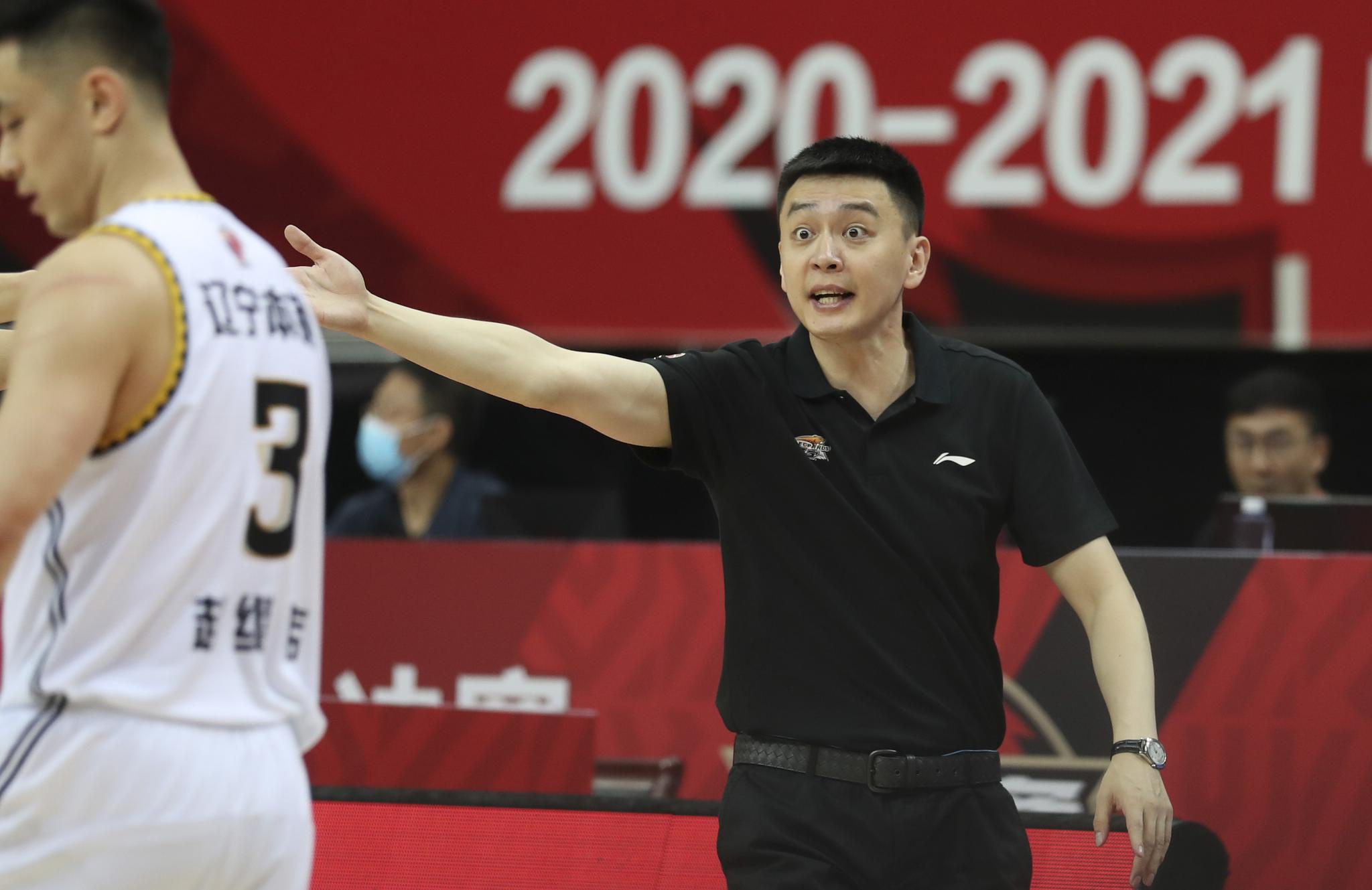 辽宁输球杨鸣最新消息,闫军判罚场面集锦