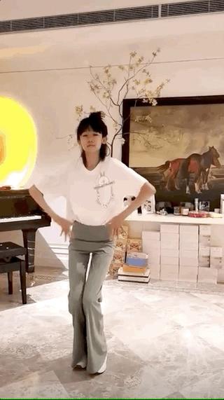 陆毅父女拍写真，贝儿双腿太细遭质疑，鲍蕾晒花絮视频力证未p图