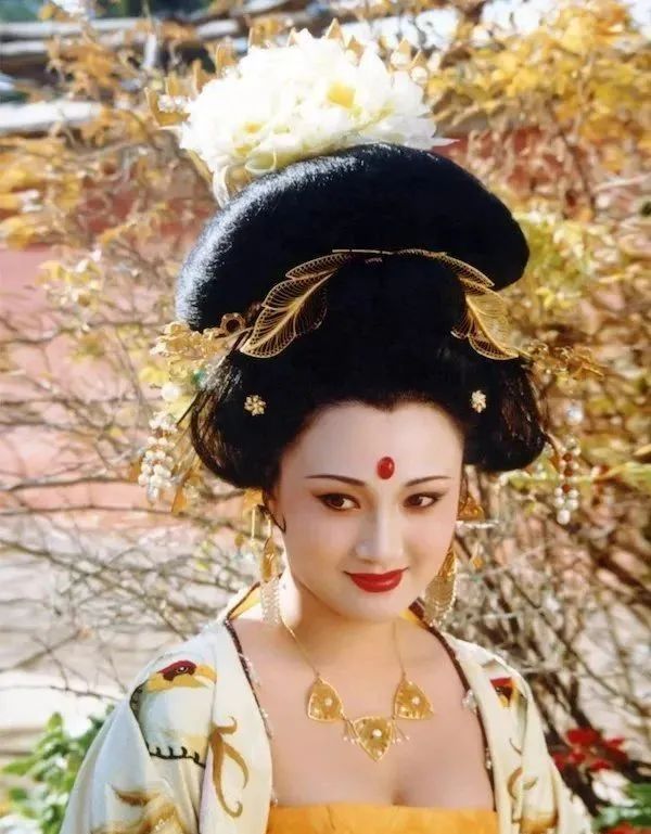 她也翻车了？？明明那么美，却被造型毁到没眼看，她这是怎么了？