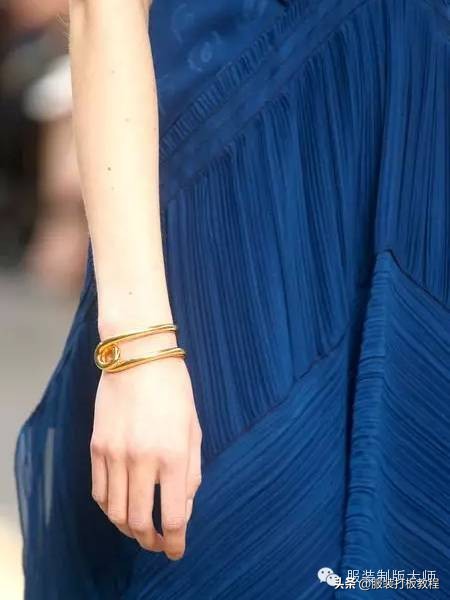 褶皱在女士礼服中的应用,褶皱肌理礼服