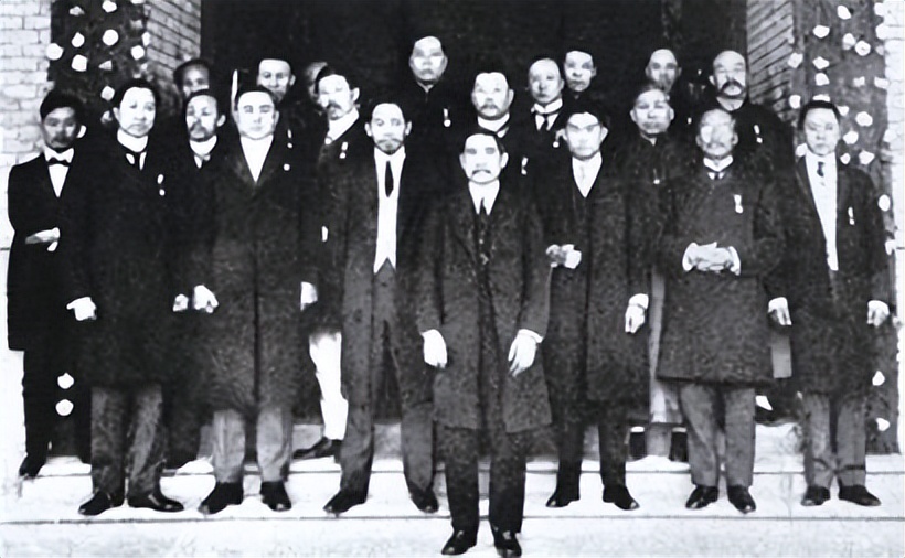 民国一共维持30几年,民国历史存在了三十年