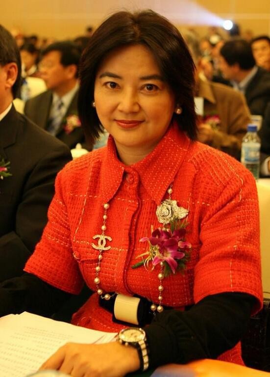 胡慧中黑色连衣裙搭配,胡慧中穿西装短发