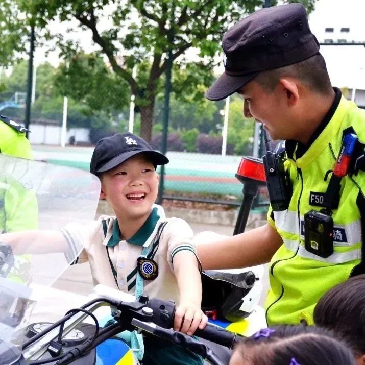小萌娃应邀进警营警彩体验零距离,警彩少年平安校园