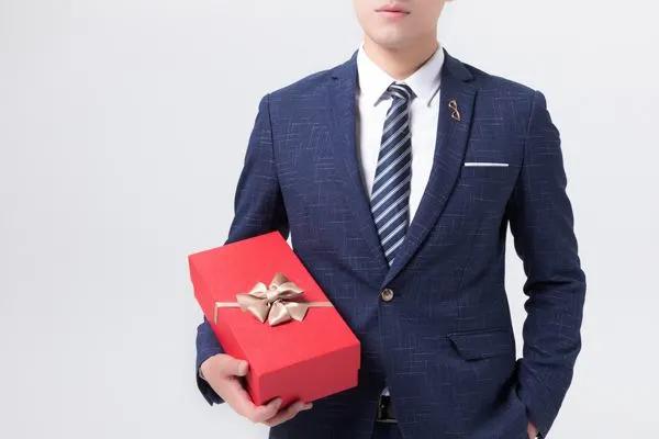 虽说礼轻情义重，但礼物出了问题谁来担责？