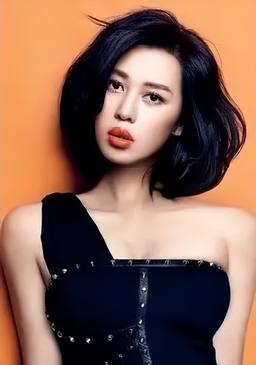 事实证明，“丰唇女神”余男的成功，靠的不是男人，而是自己