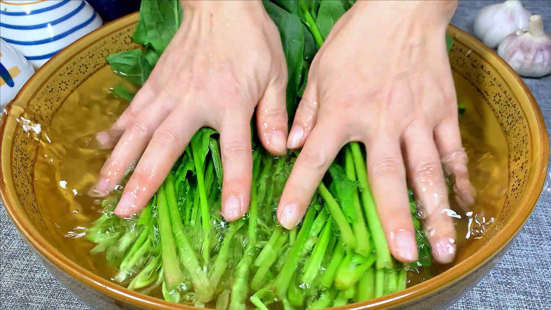 菠菜和什么吃会拉肚子,菠菜肠胃不好的人吃了会拉肚子吗