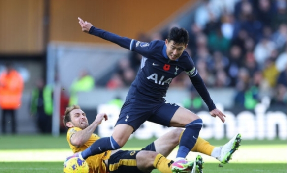 孙兴慜被踹,孙兴慜被踩