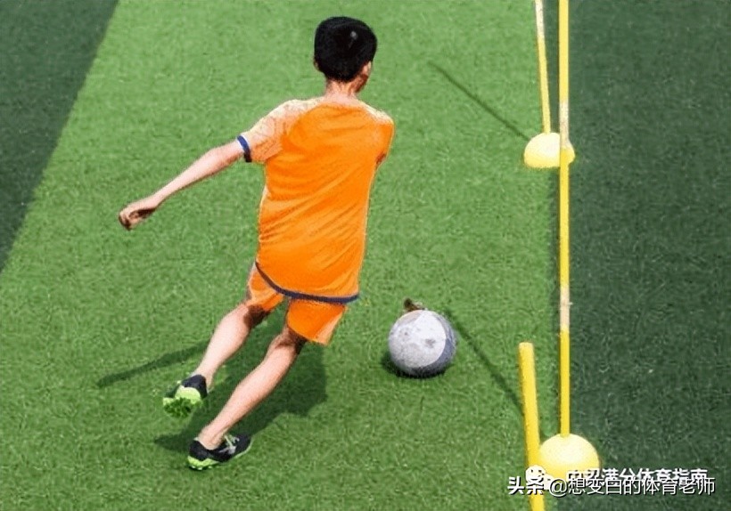 足球运球易犯错误及纠正方法,足球运球绕杆老是失误