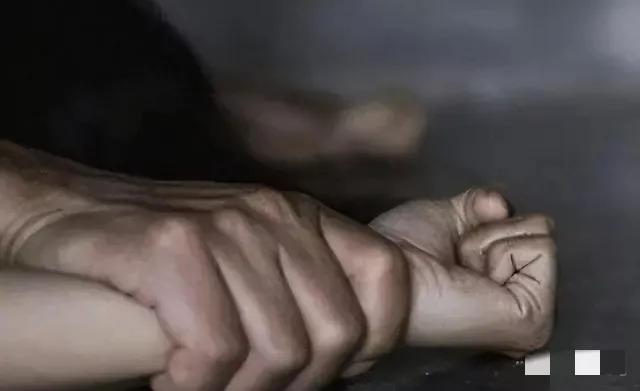 江苏51岁大姐醉酒被人扛走,51岁大姐醉酒被人扛走