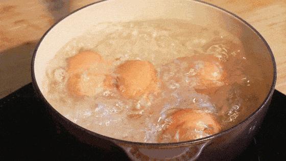 水煮蛋难扒皮？这招千万要学会了