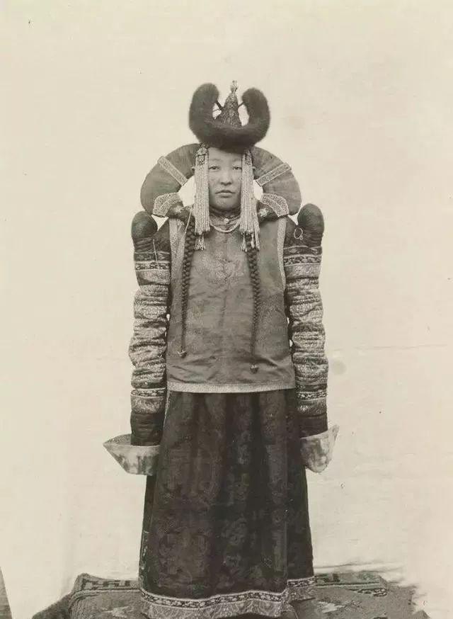 日军当着国军的面杀俘虏,日军侵华兽行