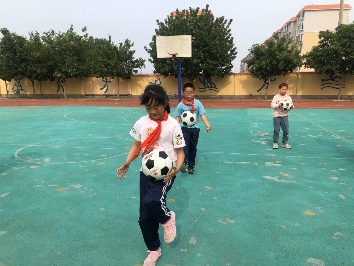 乐享体育足球,小学生足球比赛颠球