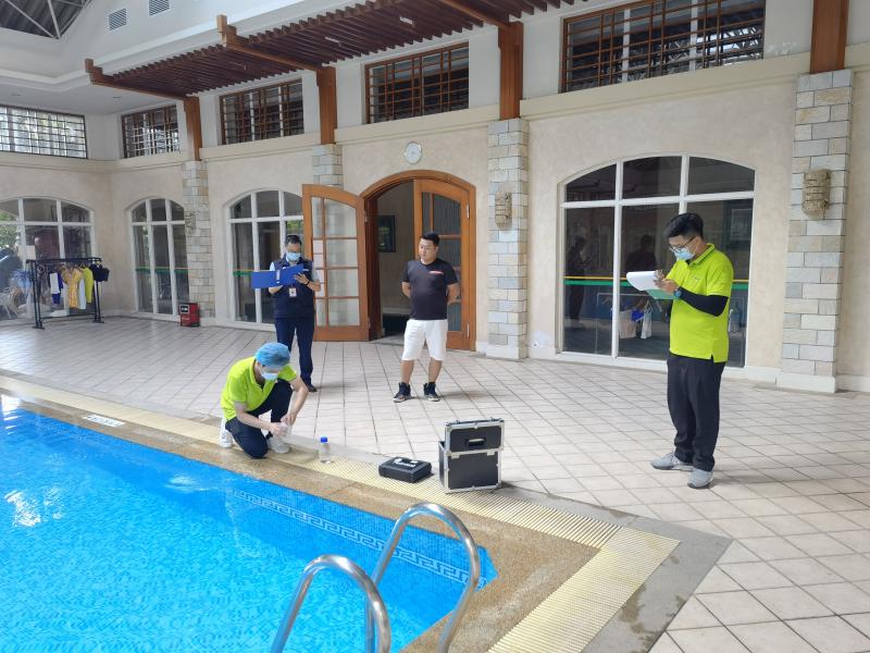 两个孩子阳性！140名学生集体发烧！泳池的脏，一篇说不完…