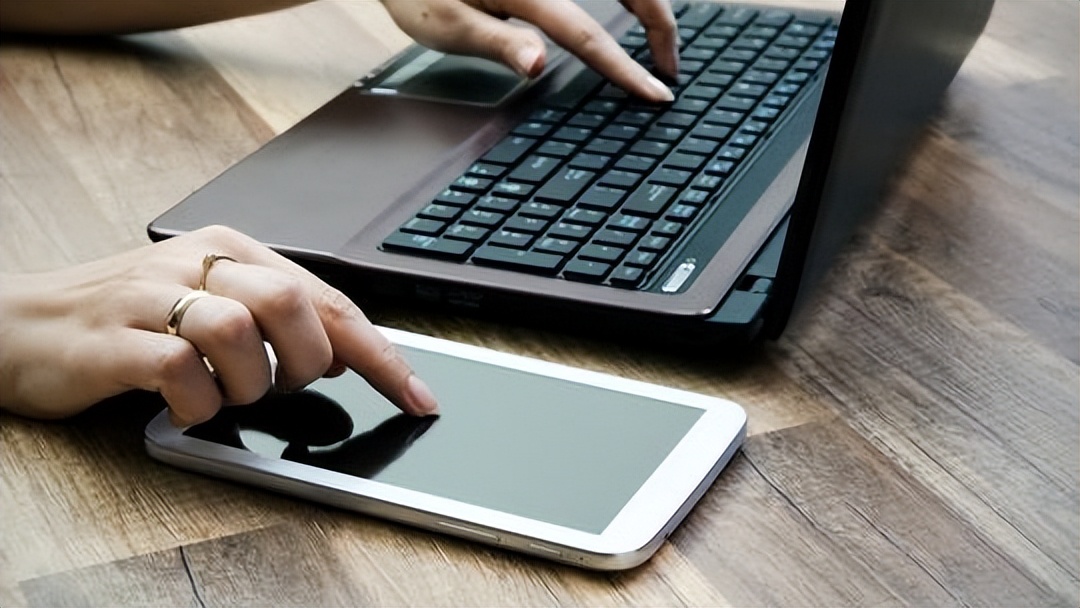 孩子颈部鼓起一个硬包图片,小孩颈部有鼓包颜色变重