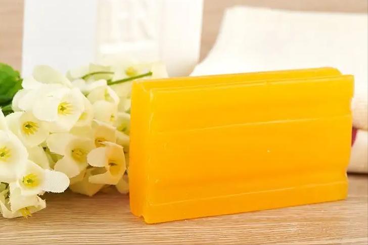 为什么梳头梳得多会容易出油,头发出油脱发到底该不该梳头