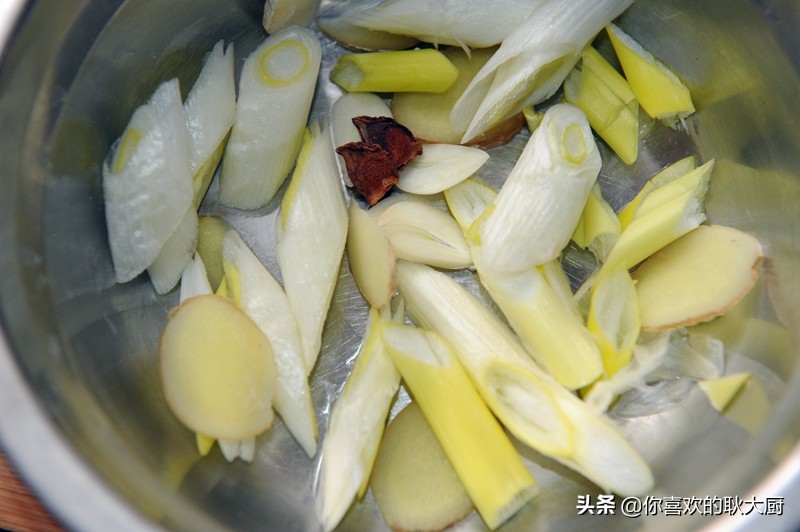 鲁菜正宗京葱爆海参做法,鲁菜大师高炳义制作葱烧海参视频