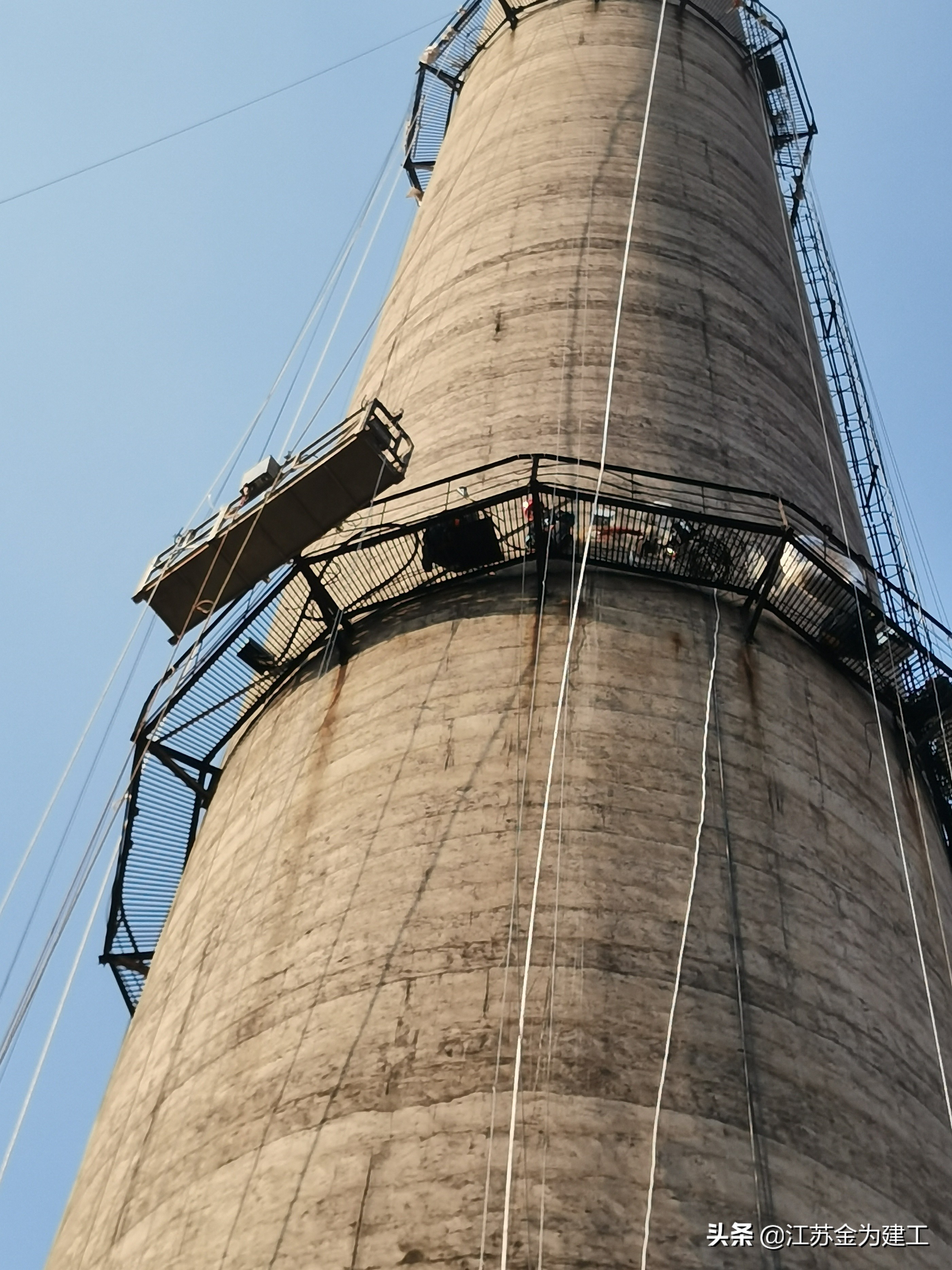 水泥烟囱旋转爬梯安装的操作步骤,水泥烟囱安装转梯平台