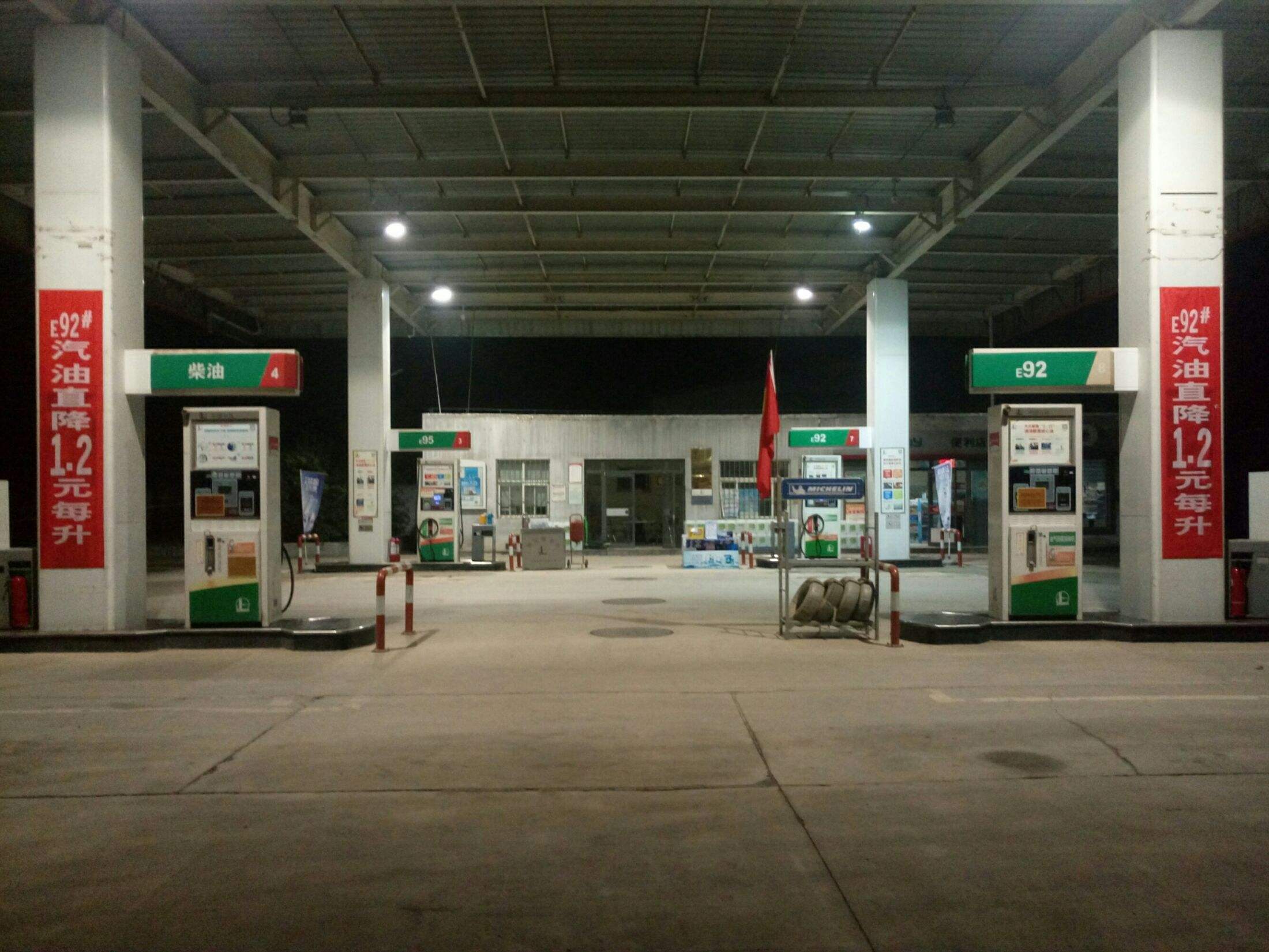 为什么私营加油站便宜还免费洗车,加油站免费洗车对洗车店有影响吗