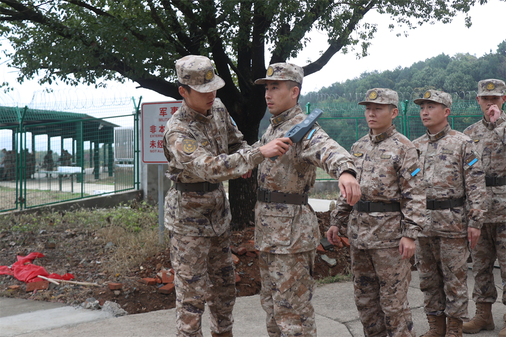 烎！硝烟阵阵！实弹射击砺尖兵